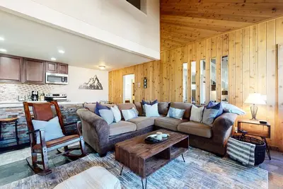 Image de Pet-Friendly 2 Story Mammoth Modern Home, Near The Village & Summer Trails