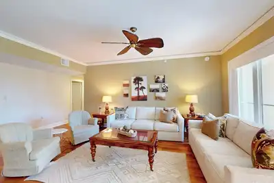 Image de Large Ocean View Condominium with Four Bedrooms and a 30 Foot Balcony!