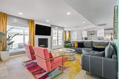 Image de Modern Retreat Minutes from Shopping Dining & Golf