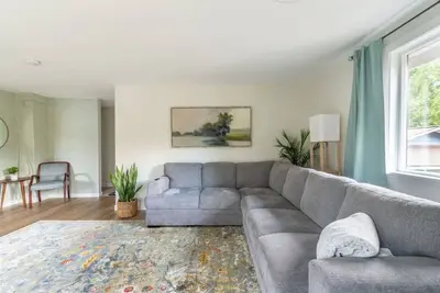 Image de Fresh Apt w# Balcony by Arboretum, Shops, Cap Hill