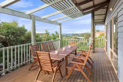 Image de Cosy Timber Holiday Home Boasting Stunning Bay Views
