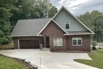 Image de Lakefront Custom Home /w Private Dock on Cove. Finished Basement. 2 Kitchens