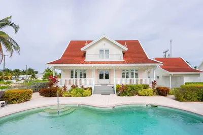 Villa La Playa – An Authentic Caymanian Style Villa on a Serene Inlet