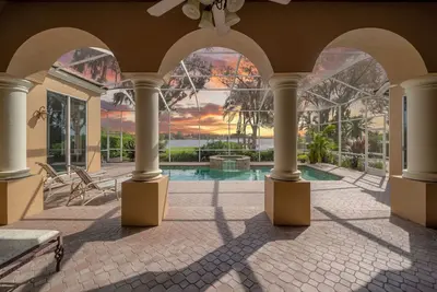 Image de Waterfront Luxury Stay-Pool-Hot Tub-Kayaks & Sunset Views on Lake Magdelene