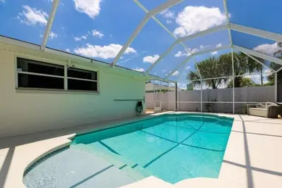 Image de Private 4 bedroom Pool Home w 2 car garage, Walk to the Beach, Dog Friendly