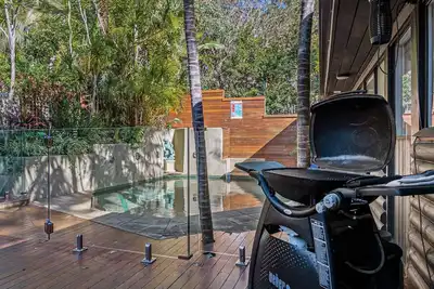 Image de “Seas The Day” – Pool & Fireplace