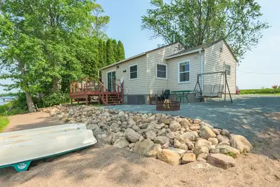 Image de Cozy Lakefront 2 Br\/1 Ba Welcomes You!