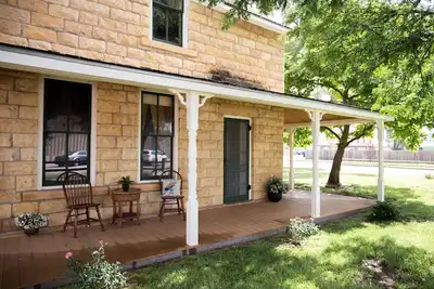Image de Top Floor Historic Limestone Property Downtown