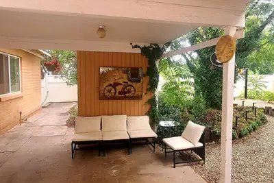 Image de Sparkling clean newly remodeled house, right in town