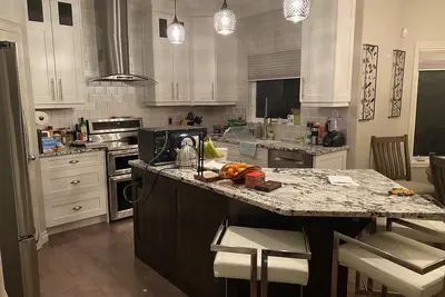 Image de Immaculate home in upmarket neighborhood