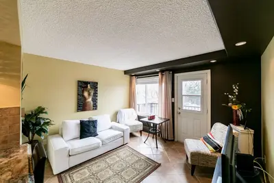 Image de Lovely 1-Bdr +den condo apartment