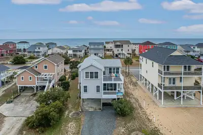 Image de Just 3 Blocks from the beach! Exceptional Water/Marsh View From Deck