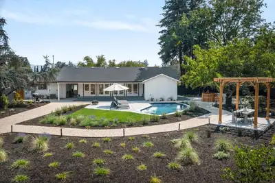 Image de Luxury wine country home walking distance from amazing wineries