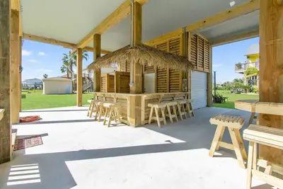 Image de Tiki Bar, King Bed, Arcade, Hot Tub, 4min to Beach