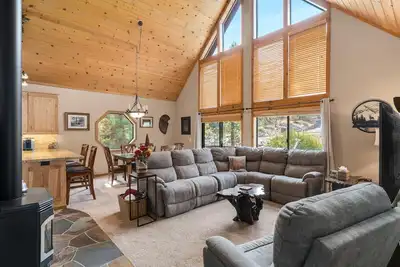 Image de Spacious Pinecone Lodge, Private Hot Tub, Backyard, Deck, Bbq Grill, Shared Pool