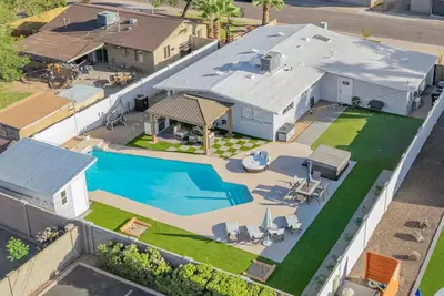 Image de 4 Min 2 Nightlife l Huge Cabana l Pool & Spa l Golf l Bbq\n