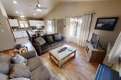 Image de Riverside Cabin - In Town - New Property - Pet Friendly