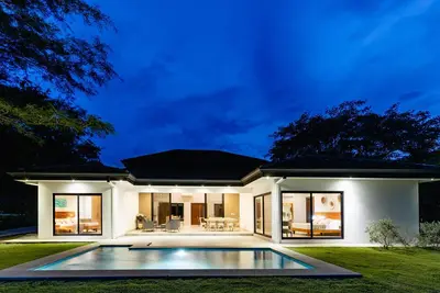Image de Cozy Home with Private Pool and Golf Course Right Outside, near the Beach!