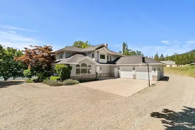 Image de Okanagan Lake Private Beachfront Retreat – 5-Bedroom Spacious Home