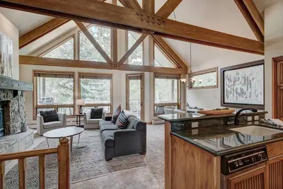 Image de Luxury 4 bed Pines Townhome amongst the peace and quiet by RedAwning