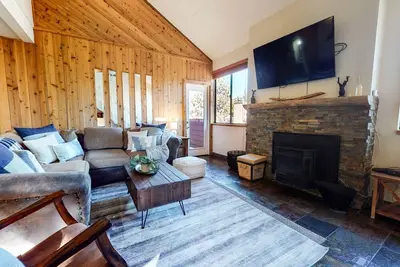 Image de San Sierra 26 Pet-Friendly, Mountain Modern, Walk to The Village by RedAwning