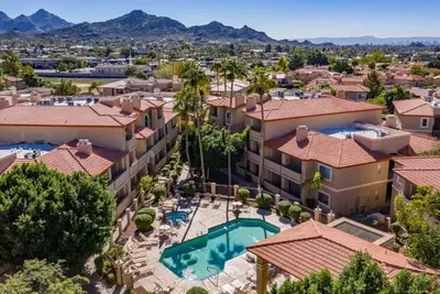 Image de Desert retreat, 3 pools, free parking, Pac Man, Pickleball, Basketball, Internet