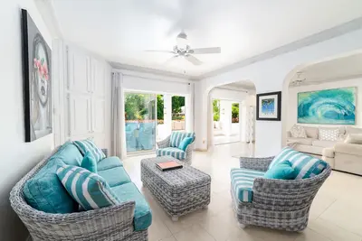 Image de Glitter Bay's most spacious property with easy access to the beach!