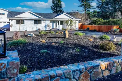 Image de Luxuriously Renovated Amongst Tranquil Vineyards - Close to Downtown!
