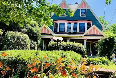 Image de Prominent Pampering Victorian 3400 sq ft Sleeps 4-10 -