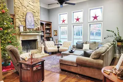 Image de Big Christian Home 2 Living Rooms-★5 miles to College Station★ 12 Wooded Acres