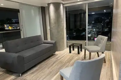 Image de Central location, close to mall, restaurants, bars, markets & safe location.