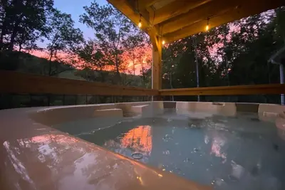 Image de Pisgah Retreat w/ Hot Tub & Private River Access