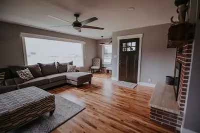 Image de Country Farmhouse Sleeps 12 with hot tub.
