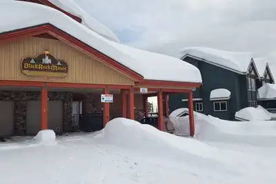 Image de Easy access Ski out condo with Hot Tub! Pet friendly.