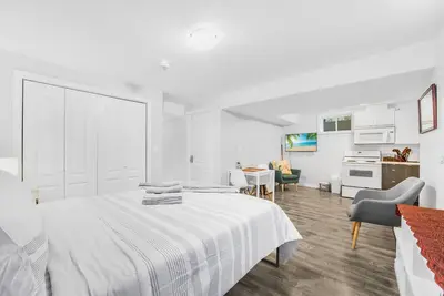 Image de Comfortable Suite in the heart of Hanlon Creek Closet to U of G