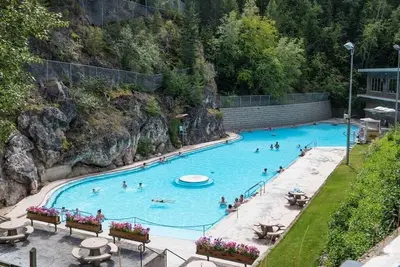 Image de Spacious Radium 3bdrm + den, 2bath Condo with Pool