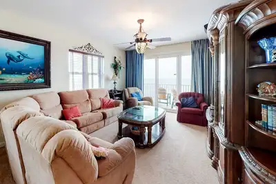 Image de Roomy and attractive condo in beachfront Building with pool & hot tub