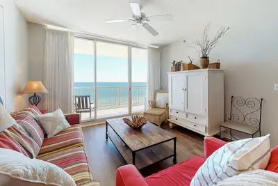 Image de Charming home overlooking the water with hot tub, pool & sauna - near dining