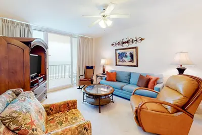 Image de Beautiful Home Steps From the Bay w/Shared Pool & Hot Tub + Free WiFi, Balcony