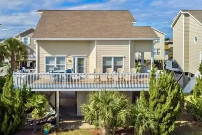 Image de 5 Br/4 Ba Newly Rented Home with Incredible Views, Community Pools & Dock access
