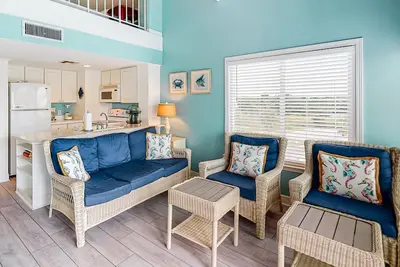 Image de Third-floor condo with balcony, close beach access, pools, hot tubs & tennis