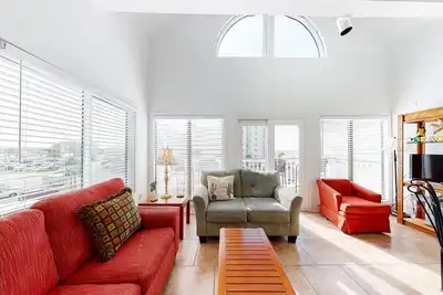 Image de Loft-like condo with balcony, easy beach access, pools, hot tubs & tennis
