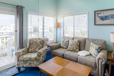 Image de Colorful, lofty condo with balcony, beach access, pools, hot tubs & tennis