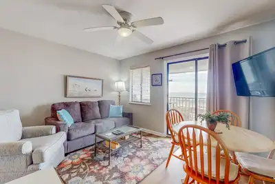 Image de Gulf-front condo on the beach with panoramic beach views & pool access