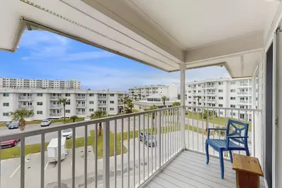 Image de Casual condo steps from the beach with Ac, balcony, resort pools, & free WiFi