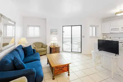 Image de Sunny, Gulf View Condo w/ Balcony, WiFi, Ac & Shared Pools/Hot Tubs/Tennis
