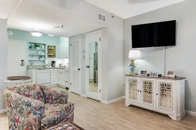Image de Fifth floor oceanfront studio with central Ac, WiFi, pools and gym