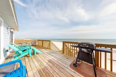 Image de Beachfront Home w/Spacious Deck, Gas Grill, Free WiFi, Incredible Views, A/C