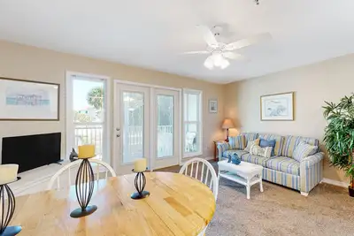 Image de Sunny condo with pool, hot tub, pool views, balcony, & Ac