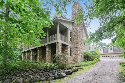 Image de Private Forest Road to Upscale Lodge w\/ Hot Tub, Sauna, Golf Cart, Bocci Court